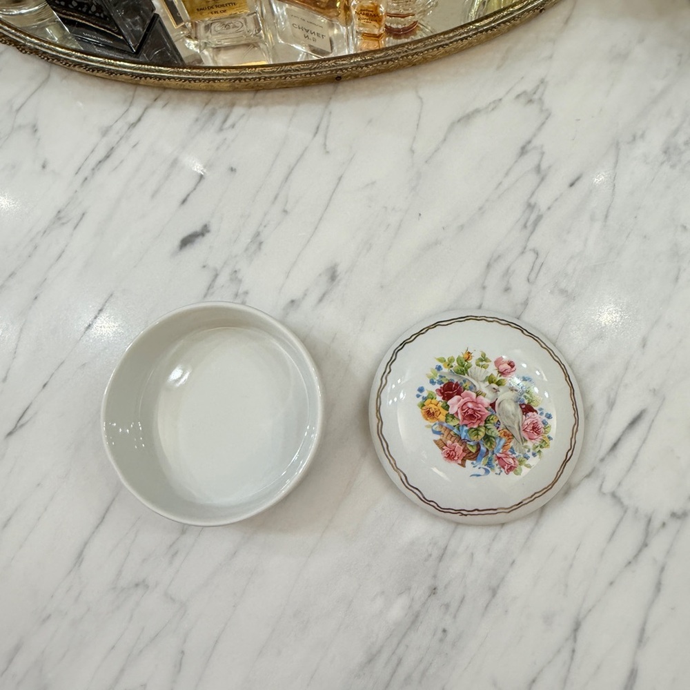 Vintage Porcelain Trinket box With Doves and Roses - Picture 7 of 11